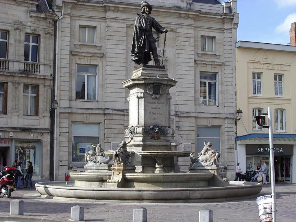 Budget Appart Avec Parking Au Centre-Ville Charleville-Mézières Zewnętrze zdjęcie
